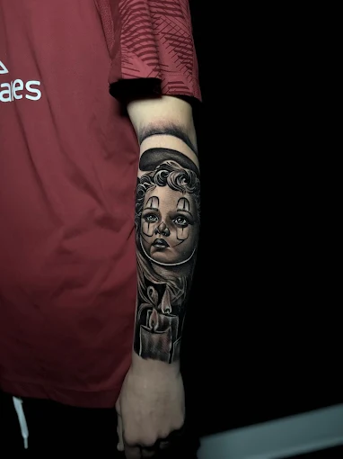 Pareja con tatuajes de león y leona